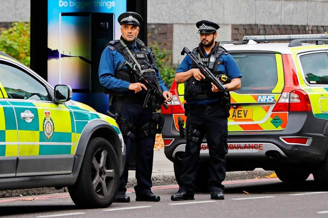 Bewaffnete Polizisten vor dem Naturkundemuseum in London  | Foto: AFP