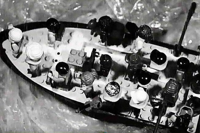 Eine Szene aus dem Legofilm &#8222;Sel...st im vollen Boot ber das Meer fhrt.  | Foto: Screenshot youtube