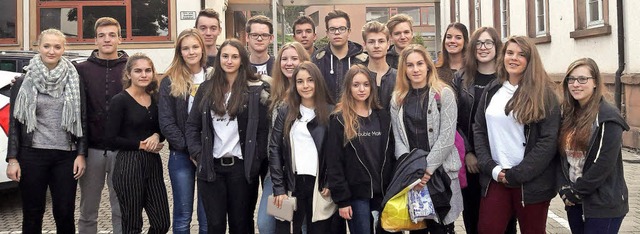 Jugendliche aus Agias und ein Teil ihrer deutschen Gastgeber  | Foto: Stadt Ettenheim