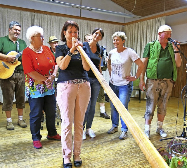 Beim Alphornwettbewerb des Erntedankfe...chts) moderierte gekonnt den Auftritt.  | Foto: Erhard Morath