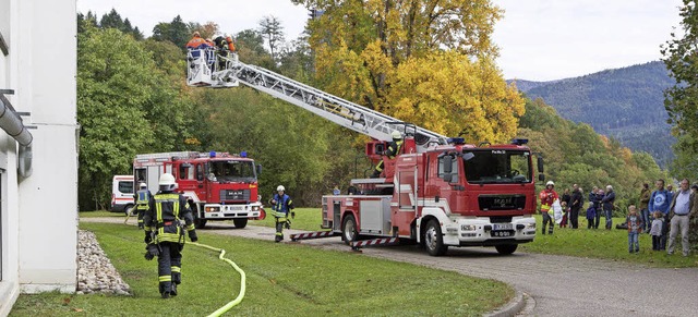 Fr die Feuerwehrbung am Bruder-Klaus...iter interessierten sich viele Brger.  | Foto: Photographer: Gabriele Zahn