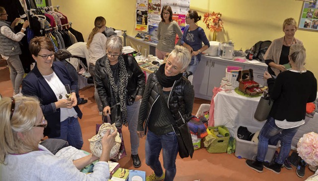 Frauenflohmarkt im Kinderhaus: Auch ei...nf Euro eine neue, stolze Besitzerin.  | Foto: SCHOPFERER