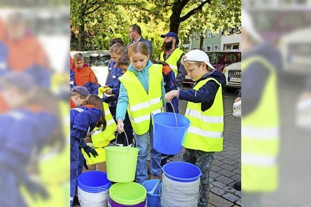 Achtlos weggeworfenen Mll in die Zange genommen