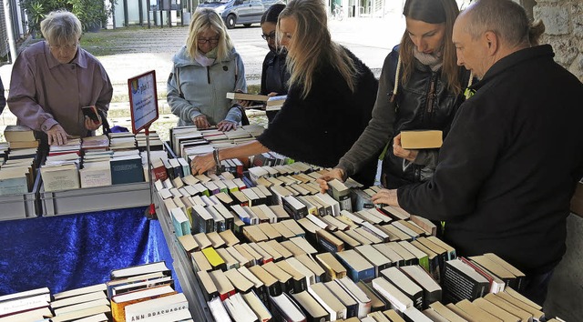 Zeit zum Stbern beim Bchermarkt der Spielspirale in Emmendingen  | Foto: Georg Vo