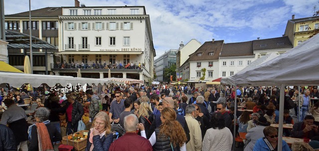 Gedrnge in der Lrracher Innenstadt beim Herbstfest am Samstag.   | Foto: Barbara Ruda