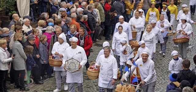 Durfte beim Festumzug am Sonntag nicht...en: die Endinger Bckerzunft von 1415.  | Foto: Ilona Huege