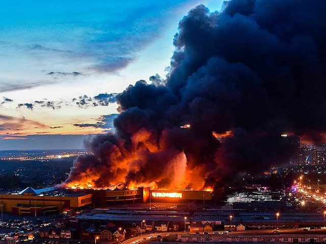 Wegen eines Grobrandes in Moskau habe...szentrum in Sicherheit bringen mssen.  | Foto: AFP