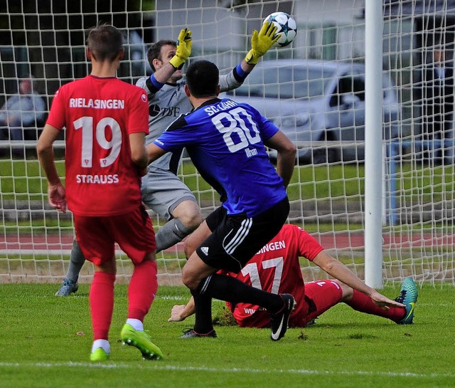 Die Vorentscheidung: Der Lahrer Hakan Ilhan (blau-schwarz)  erzielt das 3:0.   | Foto:  Pressebro Schaller