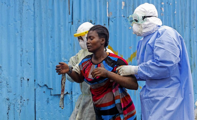 Schnelle Hilfe soll der Pandemie-Fonds... vom Ebola-Ausbruch in Westafrika 2014  | Foto: dpa
