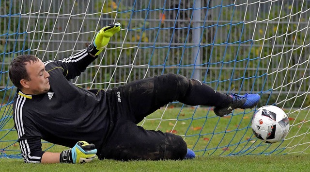 Gschweilers Torhter Anatoli Skirtak ...- der Nachschuss ist trotzdem im Tor.   | Foto: scheu