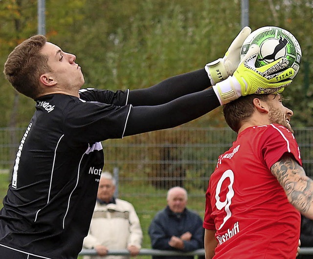 Sieger im Dauerduell: FVLB-Torhter Do...ger gegen FCA-Strmer Bastian Bischoff  | Foto: Jutta Geiger
