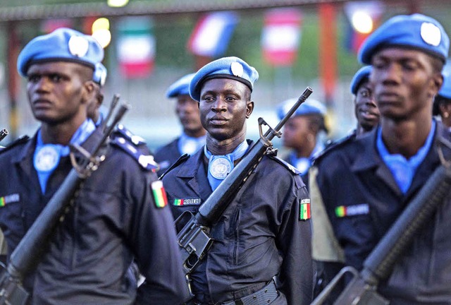 UN-Soldaten aus Kamerun verlassen in d...che die haitianische Stadt  Tabarre.    | Foto: AFP
