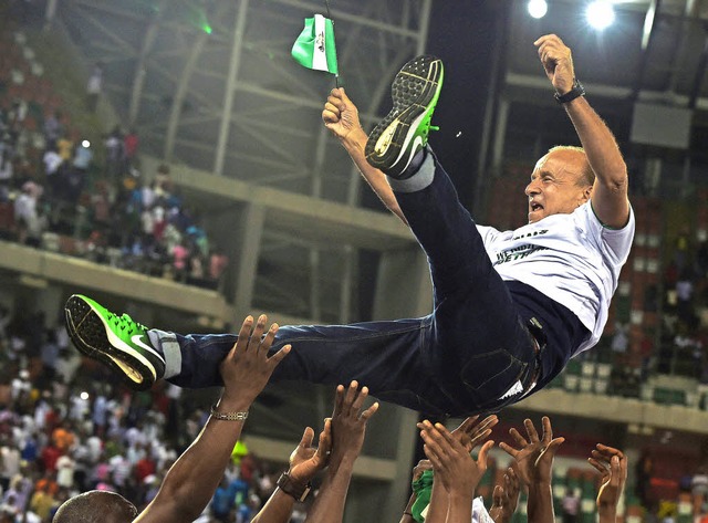 Der neue Nationalheld: Trainer Gernot ...ach dem Sieg gegen Sambia  gefeiert.    | Foto: AFP