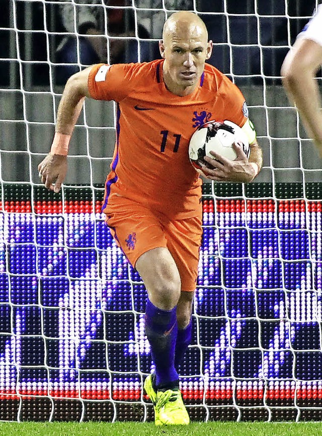 Arjen Robben beeilt sich nach seinem v...ung der Niederlnder in Weirussland.   | Foto: afp