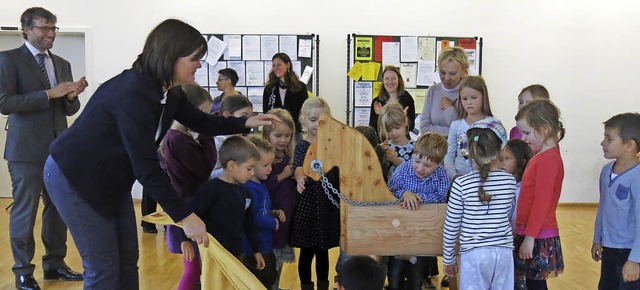 Enthllung eines Holzpferdes als Geschenk des Frdervereins an den Kindergarten  | Foto: Georg Vo