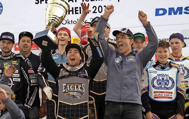 <BZ-FotoAnlauf>Speedway:</BZ-FotoAnlau...Pokal) und seine Teamkollegen jubeln.   | Foto:  Privat