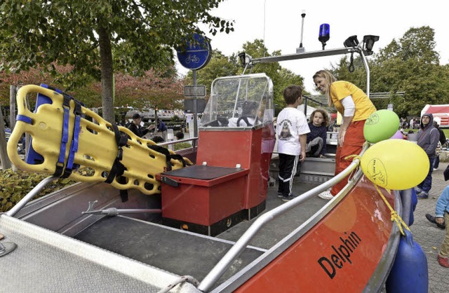 Ute Nostadt (im gelben T-Shirt) von de...uterte Kindern das DLRG-Rettungsboot.  | Foto: Thomas Kunz
