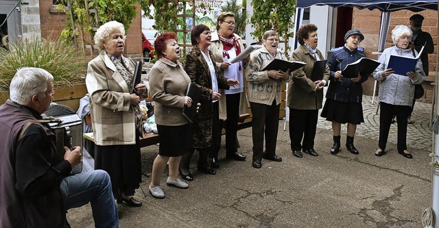 Zur Begrung der Freunde und Frderer des Caf Lffel sang der russische Chor.  | Foto: WOLFGANG KNSTLE