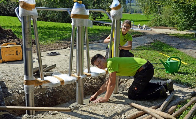 Sarah Ketterer und Tim Rees von Garten...Fitnessparcours an der Talvogtei ein.   | Foto: Gerhard Lck