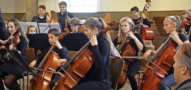 Das Orchester der Stdtischen Sing- un... Weil am Rhein erffnete das Konzert.   | Foto: Frey