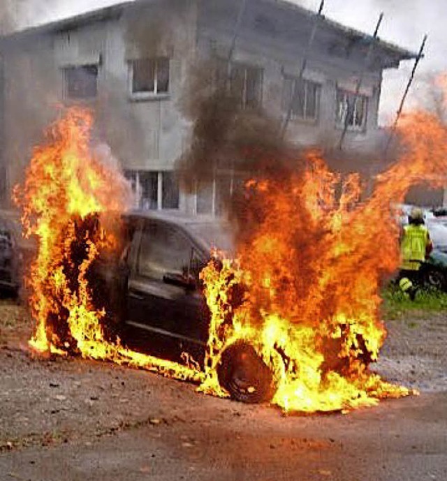 In Flammen stand ein Fahrzeug  vor einem  Autohaus.   | Foto: Feuerwehr