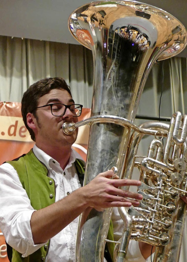 Matthias Hoffmann begeisterte mit seinem Tuba-Solo.   | Foto: Louis Gross