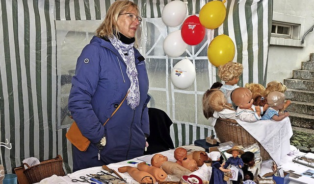 Eine Puppendoktorin zeigte, wie man versehrte  Puppen wieder hinkriegt.  | Foto: Hans-Jrgen Hege