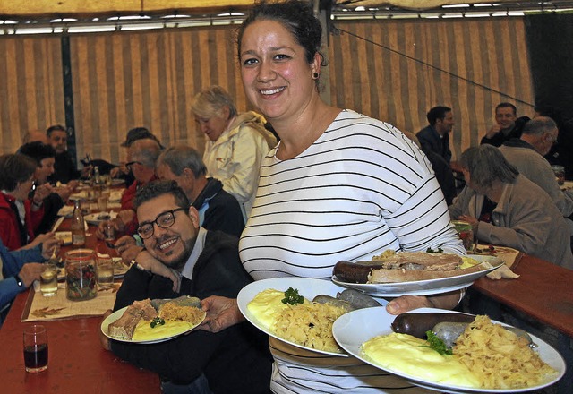 Die Bedienungen beim Bischoffinger Schlachtfest hatte alle Hnde voll zu tun.   | Foto: Herbert Trogus