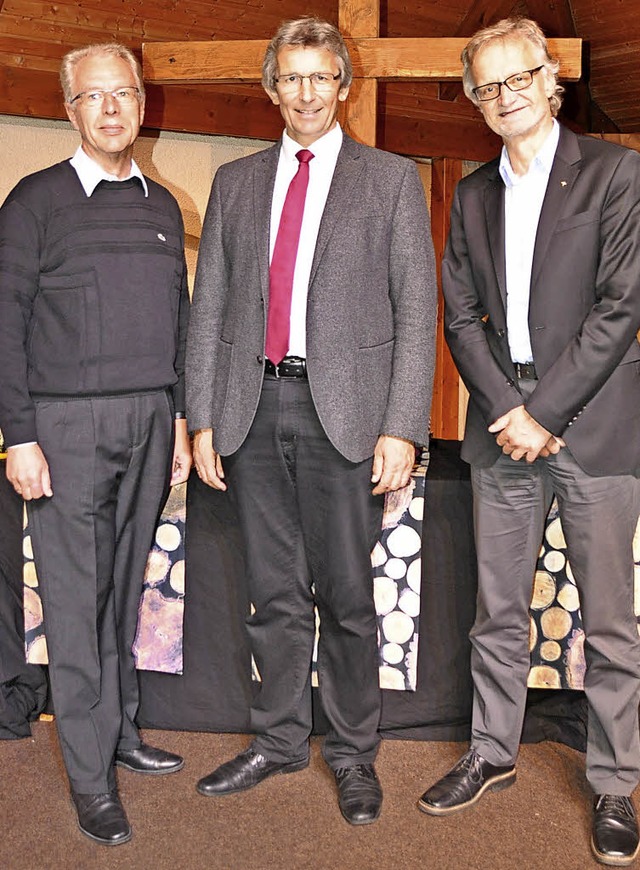 Theo Breisacher (Mitte)  mit dem Vorsi...und  Dekan  Rainer Heimburger (links)   | Foto: Ruther