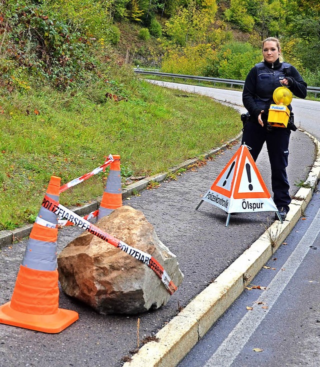 Eine Polizeistreife aus Bad Sckingen ...terei das Hindernis entfernen konnte.   | Foto: Christiane Sahli
