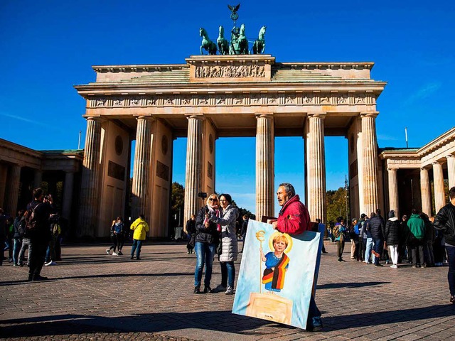 Die heilige Angela von Deutschland: De...n vor dem Brandenburger Tor in Berlin.  | Foto: AFP