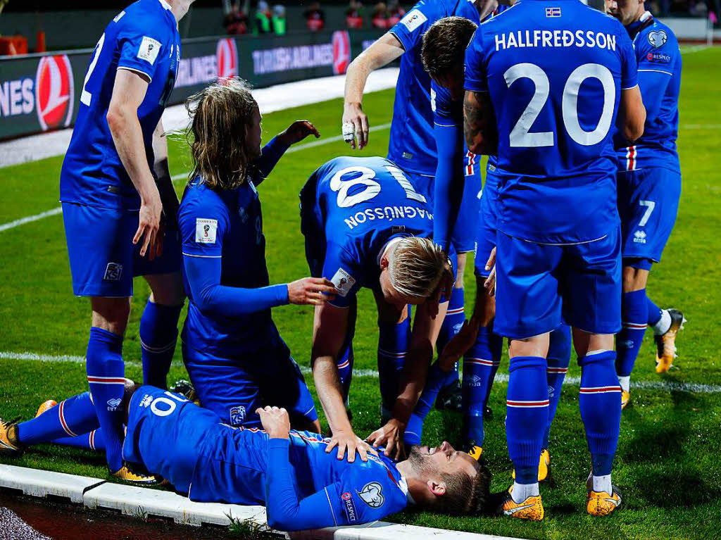 Island reist erstmals zur  WM. Und die Presse bereitet jetzt schon mal spannende Reportagen ber die Insel vor: Portraits nebenberuflicher Kicker, die faszinierende Geschichte der Wikinger, die Herkunft des Huh-Jubels. Da wird’s uns nicht langweilig.