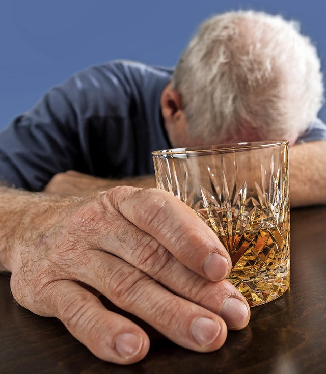 Kann auch im Alter zu einer Sucht fhren: Alkohol.   | Foto: adobe.com