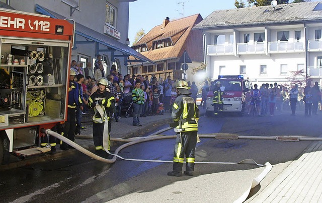 Die Feuerwehren zeigen bei der Chilbip...ei Zuschauern aus der Region  beliebt.  | Foto: BZ