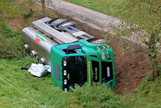 Der 26 Tonnen schwere Lkw rutschte in das Fhrenbchle und kippte um.   | Foto: Christian Ringwald