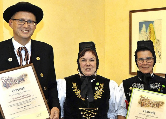 Fr ihre Vereinsjubilen erhielten der...sich Kreis-Obfrau Beate Hepp (Mitte).   | Foto: Herbert Schnbele