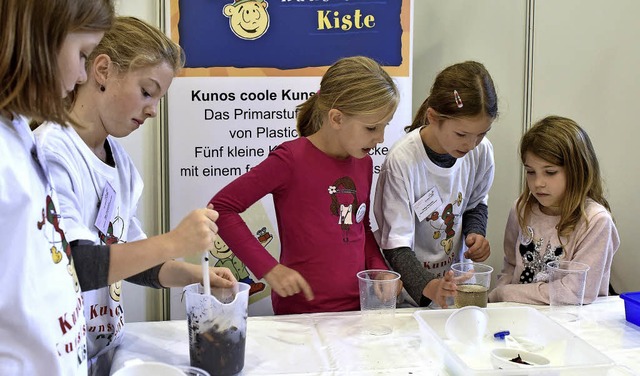 Schler der Weiherhofschule (zweite Kl...en mit Knallgas gefllten Luftballon.   | Foto: Fotos: Thomas Kunz