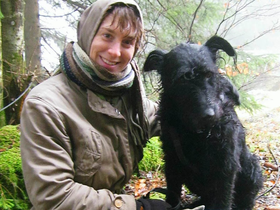 Uta Maria Jrgens mit ihrem Hund bei e...beim Abstieg vom Feldberg bei Todtnau.  | Foto: Privat