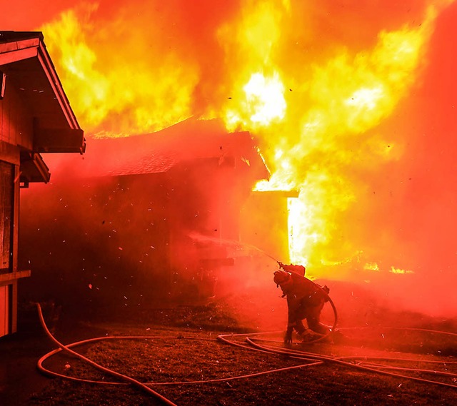 Ein Feuerwehrmann in Santa Rosa im Kampf gegen die Flammen   | Foto: dpa