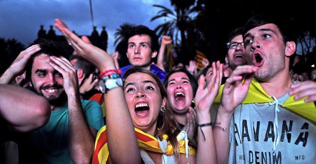 Unabhngigkeitsbefrworter in Barcelon...Rede von Regionalprsident Puigdemont   | Foto: AFP