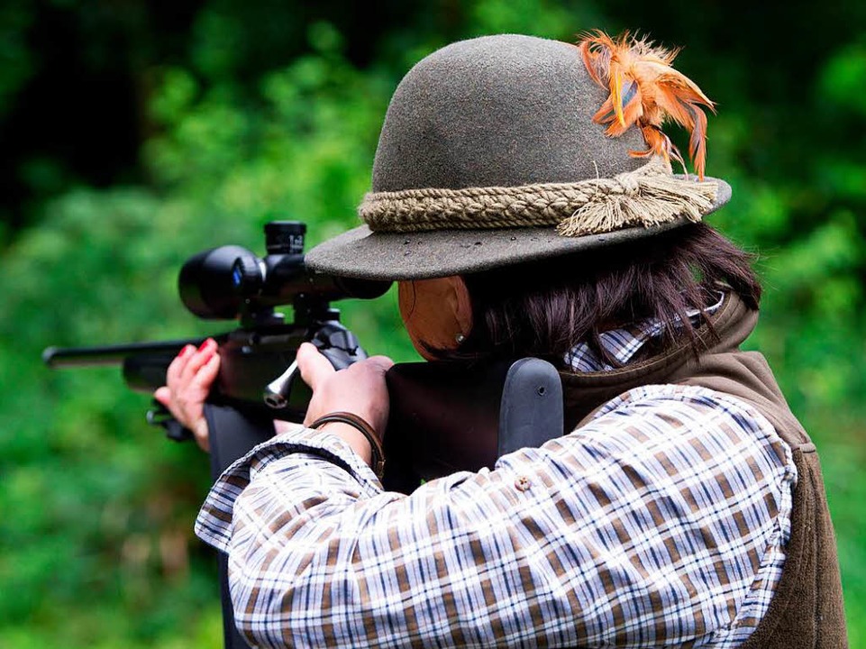 Eine Jägerin nimmt ihr Ziel ins Visir.  | Foto: dpa