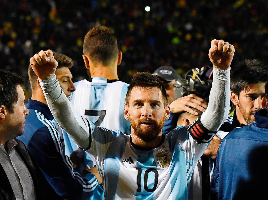 Messi, Messi, Messi. Alle drei Tore erzielt der Flo beim 3:1 im letzten Spiel in Ecuador. Argentinien zittert sich auf Platz drei, ist in Russland dabei. Ebenso: Uruguay und Kolumbien. Peru muss in die Relegation.