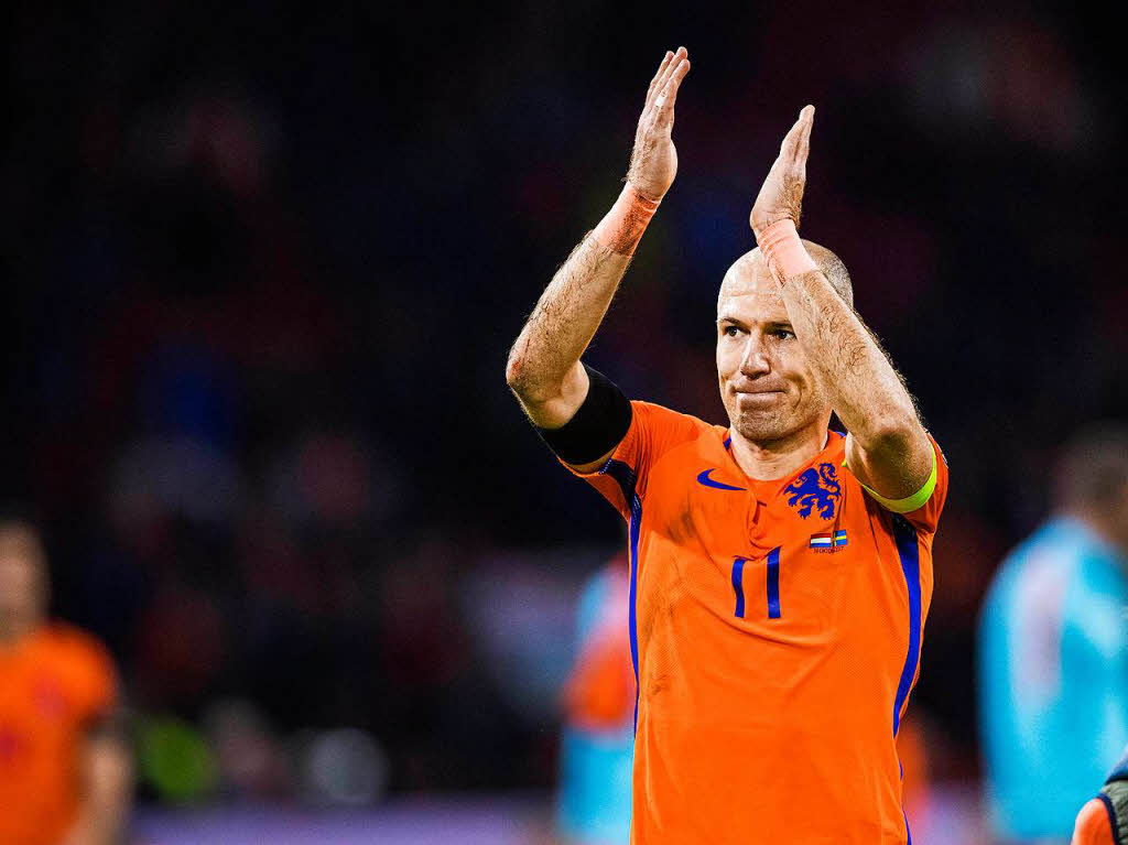 Arjenvederci – auf Wiedersehen, alter Mann. Robben beendet nach dem Quali-Aus seine Karriere in der hollndischen Nationalmannschaft. Zwei Tore steuerte er beim 2:0-Sieg gegen Schweden bei – fnf mehr htten es zu Platz zwei  sein mssen.