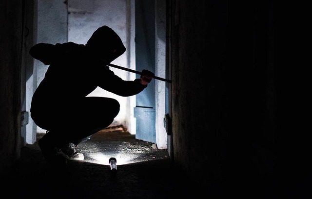 Gestellte Szene: Ein Einbrecher verschafft sich Zutritt.  (Symbolbild)  | Foto: dpa