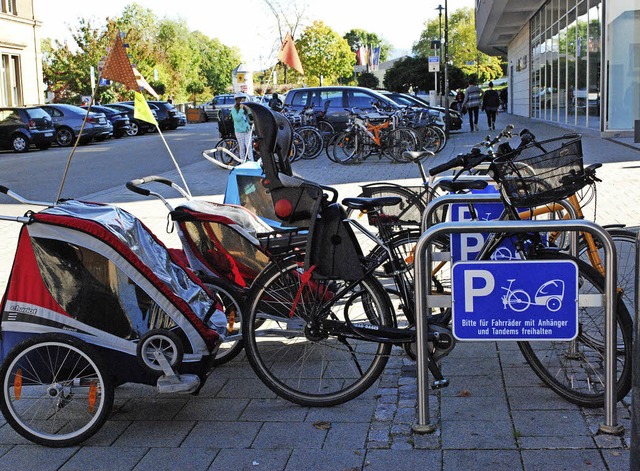 Gut genutzt werden die  neuen Fahrradp...&#8211; vor allem in der Mittagszeit.   | Foto: Sylvia-Karina jaHN