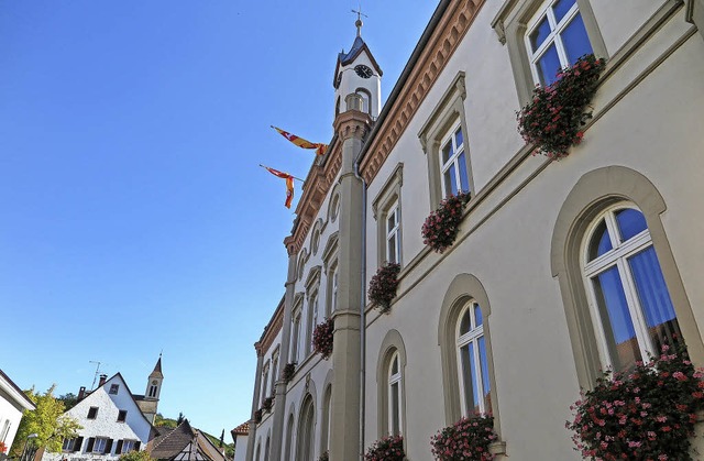 Freude im  Rathaus: Die Jahresrechnung...te Auggen ein gutes Rcklagenpolster.   | Foto: Dorothee Philipp