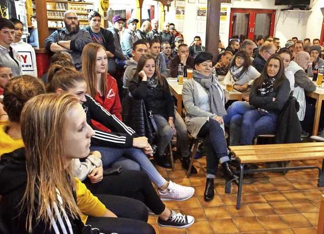 Volles Haus: Zur auerordentlichen Mit...immberechtigte ins Clubheim gekommen.   | Foto: Ilona Hge