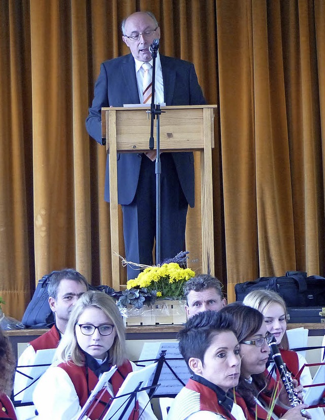 Pfarrgemeinderatsvorsitzender Stefan Allgaier begrt die Gste im Pfarrsaal.   | Foto: A. Vgele