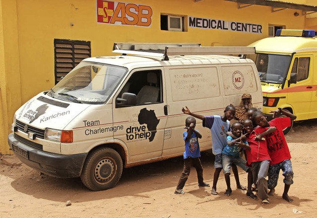 Kinder in Gambia posieren vor einem de...r dem ASB-Krankenhaus angekommen ist.   | Foto: Julian Ganter