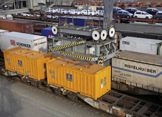 Dieses Bild zeigt die Verladung der Spezialtransportcontainer auf die Schiene.   | Foto: Pressefoto Roche